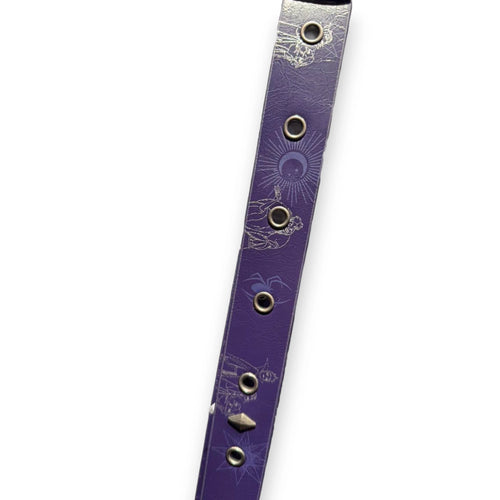 Détail ceinture violette Disney Villains Disneyland Paris avec œillets et motifs