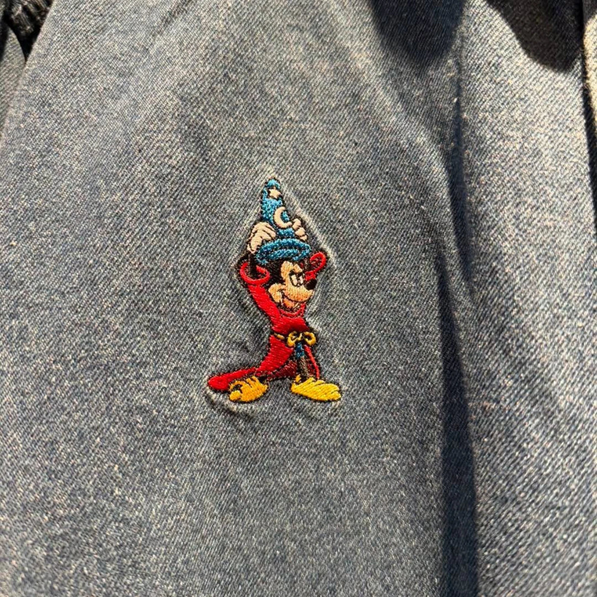 Détail broderie Mickey Sorcier sur chemise en jean Disneyland Paris