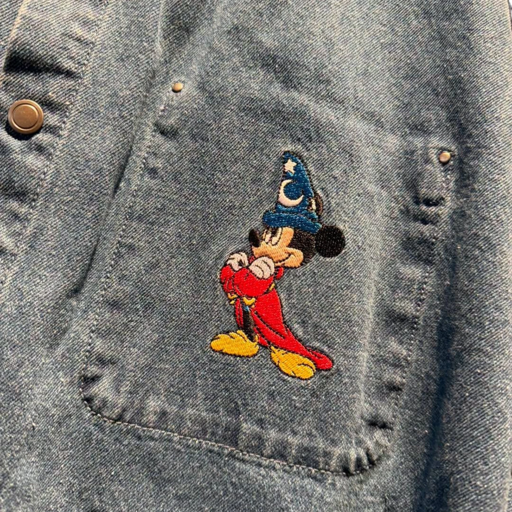 Détail broderie Mickey Apprenti Sorcier sur poche de chemise en jean Disneyland Paris