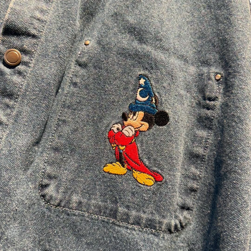 Détail broderie Mickey Apprenti Sorcier sur poche de chemise en jean Disneyland Paris