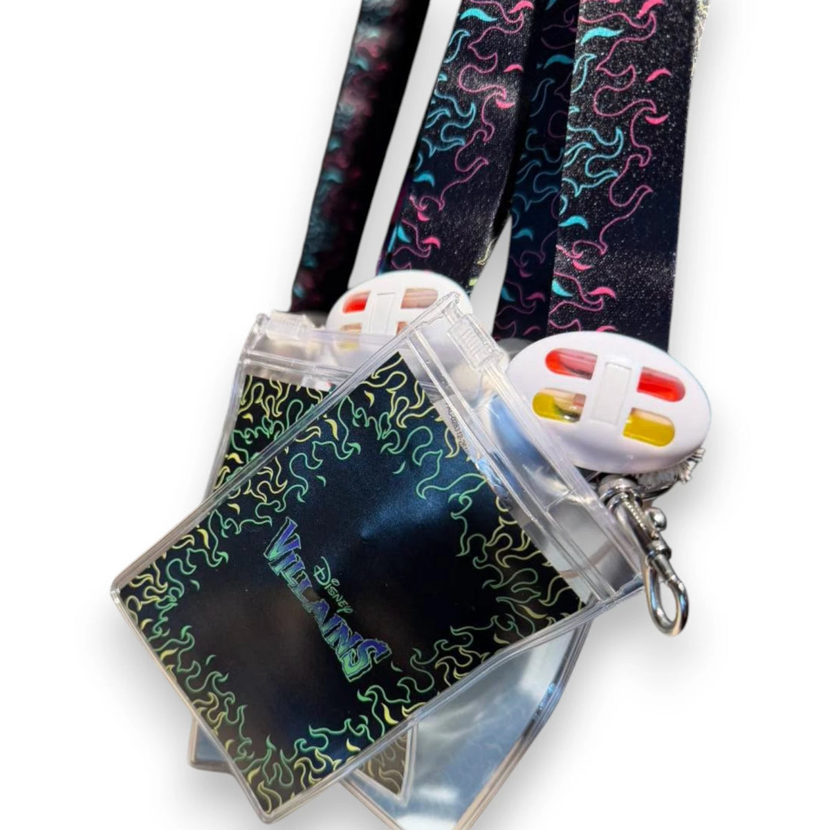 Détail de la lanière Disney Villains Disneyland Paris avec pochette transparente