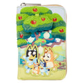 Portefeuille Loungefly Bluey Backyard avec Bluey, Bingo et les arbres en relief – face avant