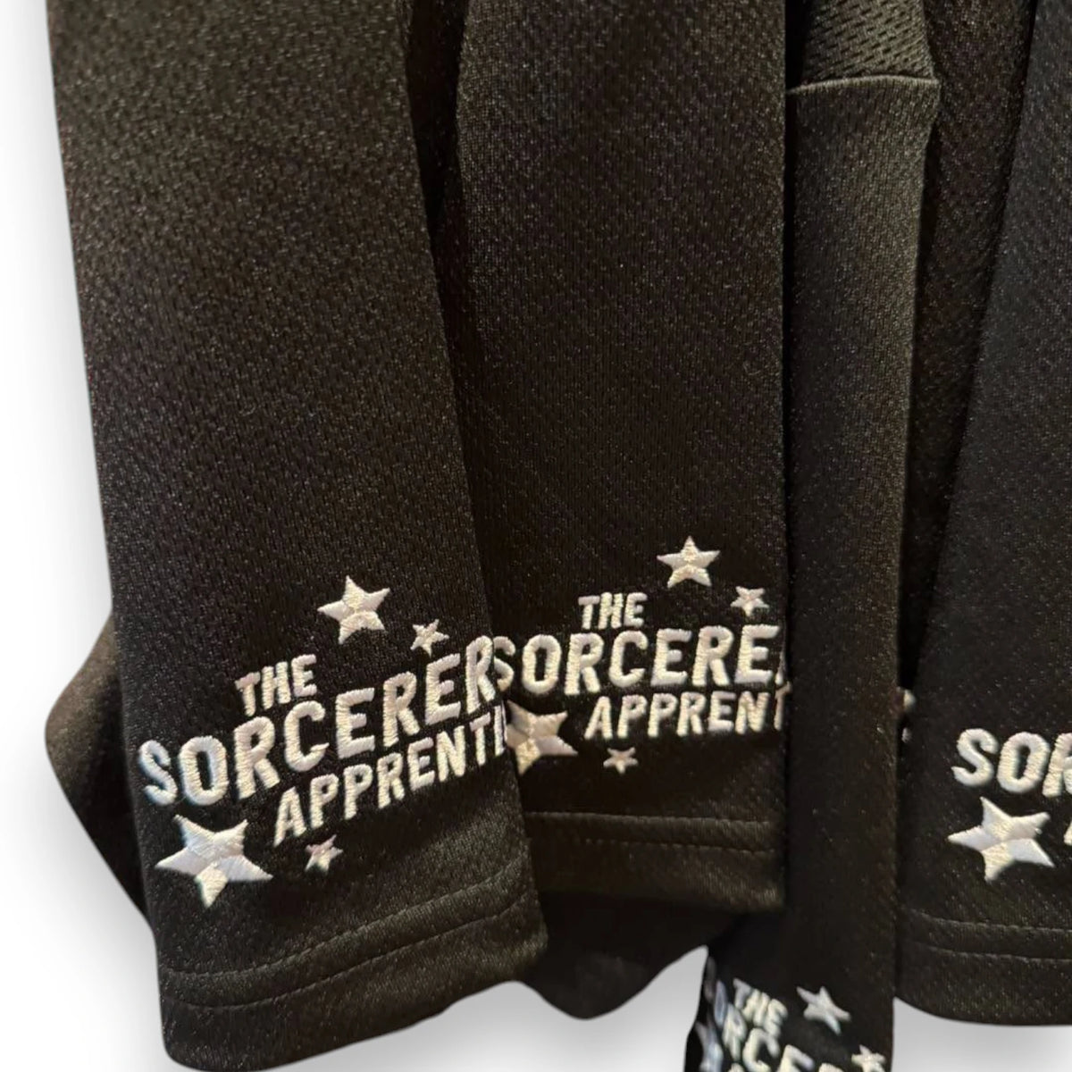 Détail broderie The Sorcerer's Apprentice du maillot baseball Mickey Fantasia Disneyland Paris